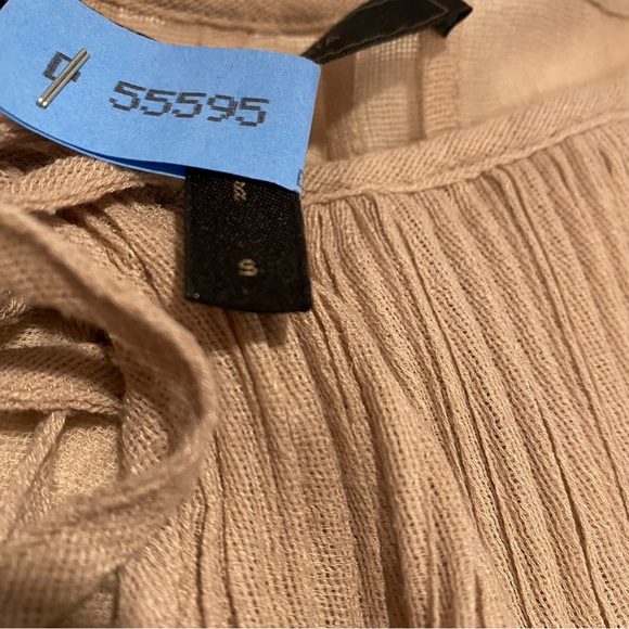 Ruffle Sleeveless Keyhole Top - Picture 8 of 9